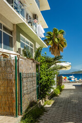 Đenovići w Czarnejg&oacute;rze - zejście na plażę. 