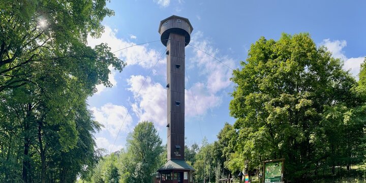 Eine Wanderung zum  Heldrastein bei Treffurt mit dem Aussichtsturm "Turm der Einheit" mit blick zur Burg Normannstein
