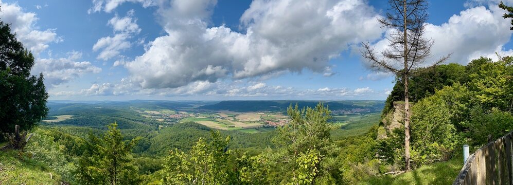 Eine Wanderung zum  Heldrastein bei Treffurt mit dem Aussichtsturm "Turm der Einheit" mit blick zur Burg Normannstein