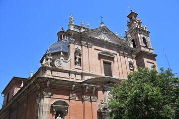 fasada antycznego kościoła w hiszpanii zbliżenie na okrągłą kopułę pokrytą niebieskimi dachówkami