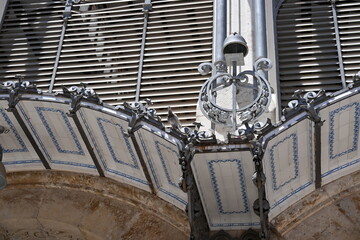 zewnętrzna fasada bogato zdobionego rynku głównego w Walencji © Miroslaw