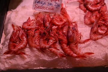 owoce morza na lodzie na targu w Hiszpanii ryby krewetki ośmiornice © Miroslaw