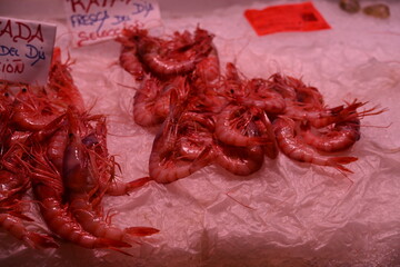 owoce morza na lodzie na targu w Hiszpanii ryby krewetki ośmiornice © Miroslaw