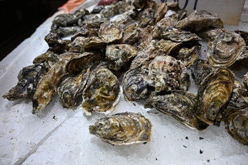 owoce morza na lodzie na targu w Hiszpanii ryby krewetki ośmiornice