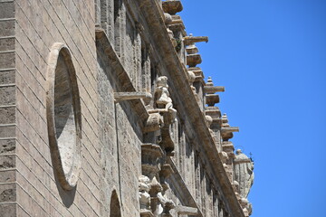 bogato zdobiona zewnętrzna ściana kościoła © Miroslaw