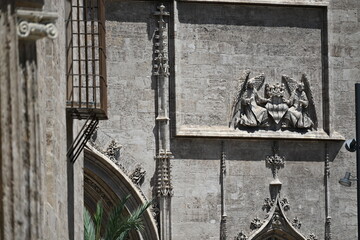 bogato zdobiona zewnętrzna ściana kościoła © Miroslaw