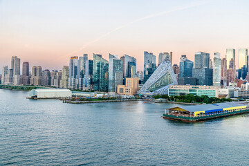 Fototapeta premium A view from the Hudson River up the shoreline of Manhattan, New York, in the fall