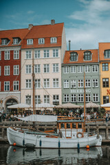 Naklejka premium Les maisons colorées sur les rives du canal Nyhavn, au cœur de la ville de Copenhague au Danemark, avec des bateaux