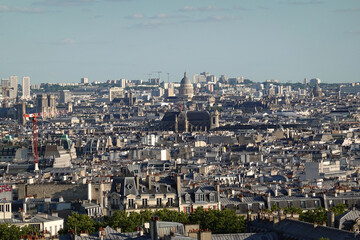 Obraz premium Sacré-Cœur Basilica is located at the summit of the butte of Montmartre. From its dome two hundred meters above the Seine, the basilica overlooks the entire city of Paris and its suburbs.
