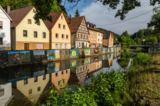 Bilder von Kindern gemalt  am Ufer der Wiesent im Zentrum von Waischenfeld in der Fr&auml;nkischen Schweiz 2