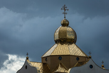 Złoty dach cerkwi na tle pochmurnego nieba © Magdalena