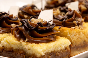 Refined dessert made up of layers of dough and dulce de leche