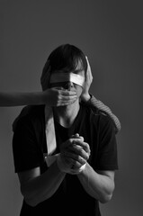 homem amarrado aprisionado e oprimido, silêncio e opressão 