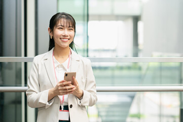 Fototapeta premium オフィスで働く若いビジネスウーマン【撮影協力：スカパー東京メディアセンター】