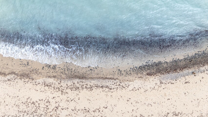 Vue aérienne par drone d'une eau de mer turquoise et d'une plage