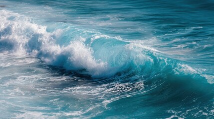 Naklejka premium Gorgeous turquoise waves break against the sandy coastline under clear blue skies, creating a tranquil atmosphere for beachgoers on a sunny day.