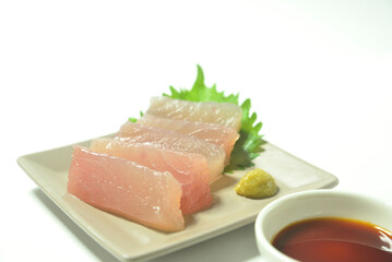 皿に盛りつけたビンチョウマグロの刺身