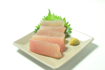 皿に盛りつけたビンチョウマグロの刺身