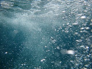 Naklejka premium bubbles, bubble, water, underwater, sea, air, deep, undersea, under, background, wave, liquid, clear, clean, ocean, nature, texture, oxygen, blue, white, effect, transparent, foam, aquarium, aqua.