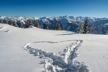 Chaîne de Belledonne en hiver , randonnée dans la vallée des Villards , coeur dns la neige,  Savoie , France