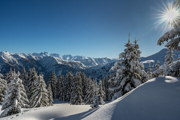 Fototapeta premium Chaîne de Belledonne en hiver , randonnée dans la vallée des Villards , Savoie , France