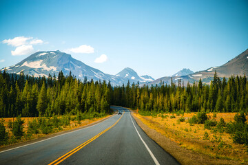 Naklejka premium Mountain Road Through Forest Toward South Sister Near Sparks Lake, Oregon