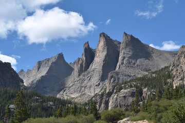 Fototapeta premium explore breathtaking rocky mountain formations that showcase stunning beauty of nature