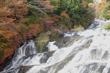 日本：「竜頭の滝」／210ｍの斜面を流れ落ちる滝と紅葉／栃木県日光市