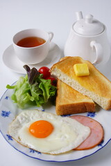 ハムエッグ朝食