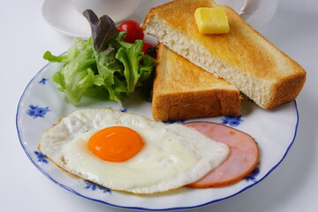 ハムエッグ朝食