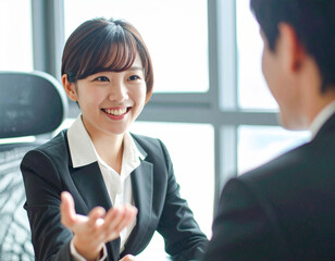 打ち合わせをする若い女性/ Young woman having a meeting	
