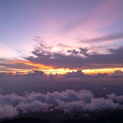 Naklejka premium Dramatic sunset over clouds