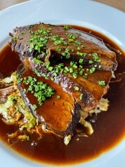 Saftiger Rinderbraten in Bratensauce.