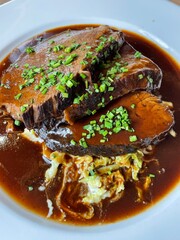 Saftiger Rinderbraten in Bratensauce.