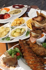 Gedeckter Tisch. Grillspieß mit Beilagen.