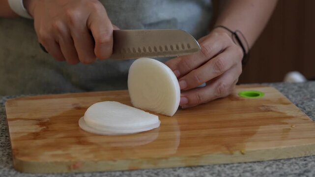 Cortando y picando vegetales y legumbres en casa sobre tabla de corte y cuchillo de cheff