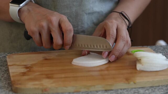Cortando y picando vegetales y legumbres en casa sobre tabla de corte y cuchillo de cheff