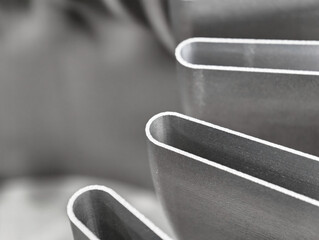 Additive manufacturing process producing high-quality metal components through 3D printing technology in a modern facility