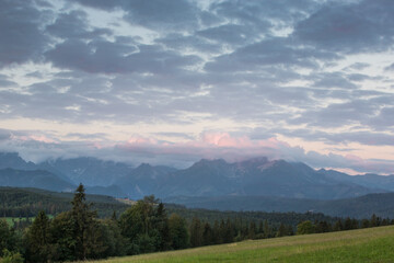 Piękne widoki na Tatry o wschodzie słońca z Przełęczy nad Łapszanką 