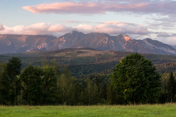 Piękne widoki na Tatry o wschodzie słońca z Przełęczy nad Łapszanką 