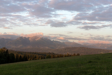 Piękne widoki na Tatry o wschodzie słońca z Przełęczy nad Łapszanką 