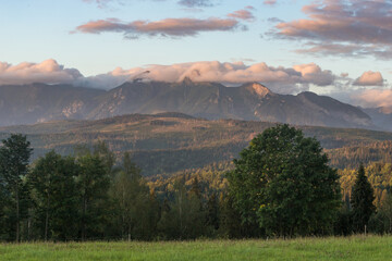 Piękne widoki na Tatry o wschodzie słońca z Przełęczy nad Łapszanką 