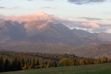 Piękne widoki na Tatry o wschodzie słońca z Przełęczy nad Łapszanką 