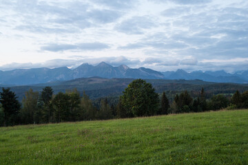 Piękne widoki na Tatry o wschodzie słońca z Przełęczy nad Łapszanką 