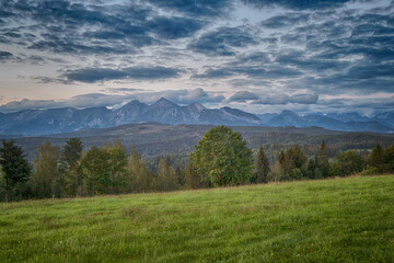 Piękne widoki na Tatry o wschodzie słońca z Przełęczy nad Łapszanką 