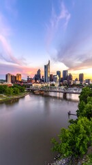 Obraz premium City skyline at sunset over river (7)