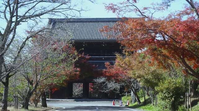 「根來寺(ねごろじ)大門・秋」和歌山県岩出市 Historic Daimon Gate of Negoro-ji &ndash; Japanese Temple in Autumn Foliage
