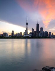 Fototapeta premium City skyline at sunset over water (7)