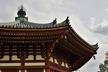 Fototapeta premium 奈良、興福寺、佛寺、寺院、文化財、木造建築、古代建築、日本文化、歷史名勝、文化財、木、綠色、青空、写真素材 