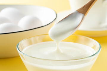 朝食にヨーグルトを食べる